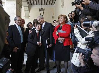Juan Gelman, acompañado por Virgilio Zapatero y Carmen Caffarel, abraza a su nieto Iván.