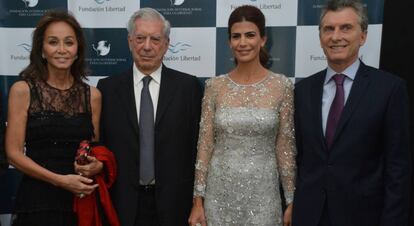 Mario Vargas Llosa, Isabel Preysler, el presidente de Argentina Mauricio Macri y su esposa Juliana Awada, el 4 de mayo.