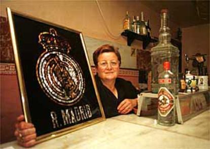 Mara del Pilar, due?a del nico bar de El Chive muestra el escudo del Real Madrid.