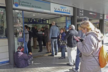 Cua a l'administració Valdés de la Rambla.