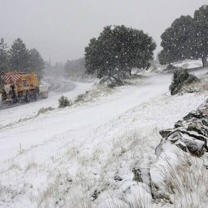 Una máquina quitanieves limpia la calzada en el Coll d&#39;Ares, en la provincia de Castellón, ayer por la tarde.