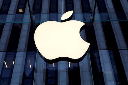 El logo de Apple decora la entrada a la tienda de la Quinta Avenida de Nueva York.