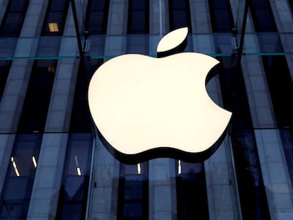 El logo de Apple decora la entrada a la tienda de la Quinta Avenida de Nueva York.