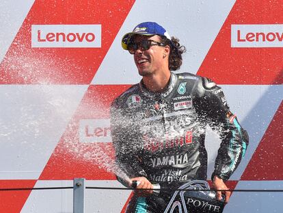 Franco Morbidelli celebra la victoria en el podio del circuito de Misano.