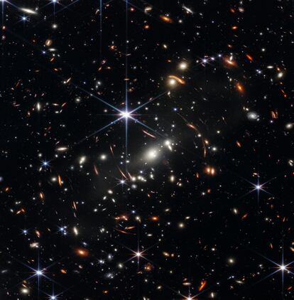 LA NITIDEZ DEL UNIVERSO 
He aquí la fotografía más nítida del universo primitivo. Fue captada por el telescopio James Webb, el más potente del mundo —que ha costado 10.000 millones de dólares—, y distribuida por la NASA el pasado 11 de julio. En ella vemos un cúmulo de SMACS 0723, la imagen infrarroja con más resolución tomada en esta dimensión, donde un alto número de galaxias generan una enorme lente gravitacional.