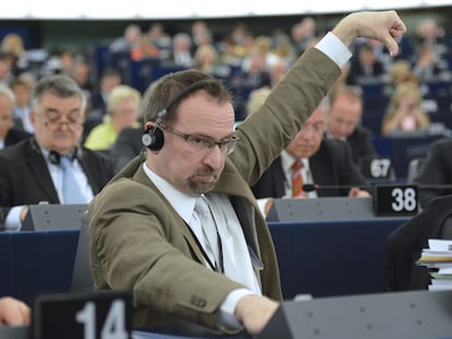 József Szájer vota en el Parlamento Europeo en 2013.