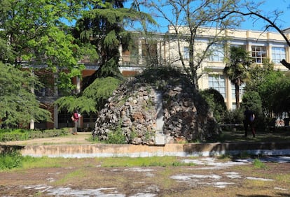 Frente al Palacio Viejo aparece la montaña, bajo la que hay una gruta ideada para los divertimentos de la nobleza; de su cumbre salía el agua que iba hacia la ría que atravesaba todo el jardín. La ría permanece seca a la espera de su rehabilitación.