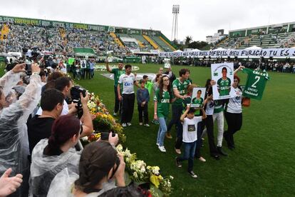 Estaba previsto que el mandatario estuviese apenas en la ceremonia militar y no acudiese al velatorio colectivo para evitar abucheos. El Gobierno dijo que la presencia de Temer podría "crear problemas", pero según publicó Folha de S. Paulo, el presidente quería evitar manifestaciones anti-Gobierno. En la imagen, familiares de los miembros del equipo de fútbol llegan al estadio.