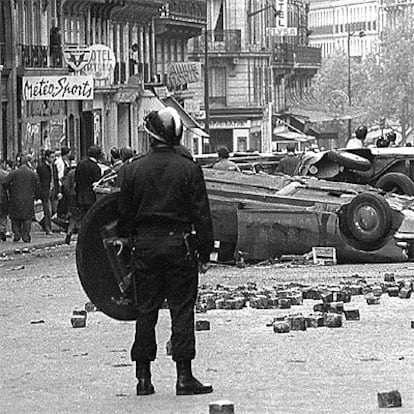Un policía contemplaba los destrozos tras una jornada de Mayo de 1968 en París.