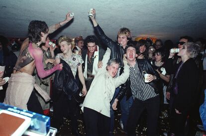 Un grupo de jóvenes tras bambalinas en un concierto de los Sex Pistols en el Winterland Ballroom, en San Francisco, California, en 1978.