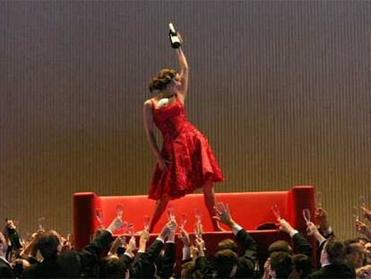 Anna Netrebko, en una escena de 'La traviata', de Verdi, en el Festival de Salzburgo 2005.