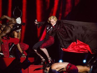 Madonna llevaba treinta segundos de actuaci&oacute;n y un par de versos de su &#039;Living for Love&#039; cuando se cay&oacute; estrepitosamente desde el borde del escenario.