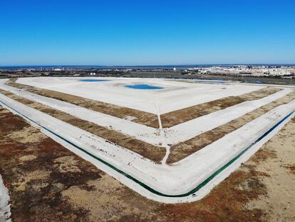 Vista aérea de los depósitos de fosfoyesos de la empresa Fertiberia en Huelva, el año pasado.