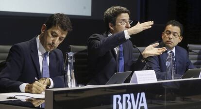 El jefe de Econom&iacute;as Desarrolladas del BBVA, Rafael Dom&eacute;nech, junto al economista jefe del Grupo, Jorge Sicilia y el jefe de la entidad para Espa&ntilde;a, Miguel Cardoso.