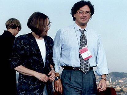 Javier Montemayor, junto a la directora Pilar Miró, en los días previos a la boda de la infanta Cristina, en Barcelona.