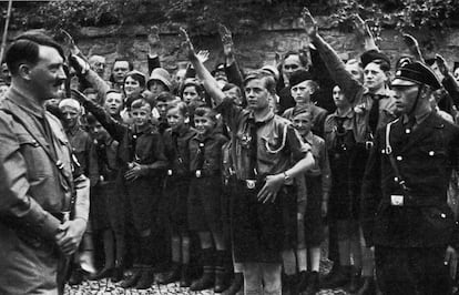 Adolf Hitler saluda en 1933 a las juventudes sajonas a las afueras de Erfurt, Alemania.