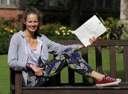 Isabella Soames posa orgullosa con sus excelentes notas en mano.