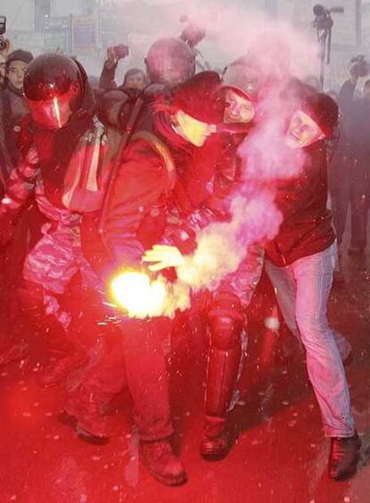 La policía antidisturbios rusa carga contra opositores ayer en Moscú.