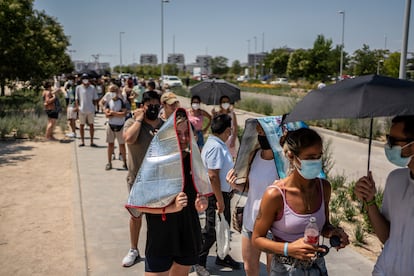 Colas para vacunarse contra la covid 19 en el Enfermera Isabel Zendal, el pasado martes.