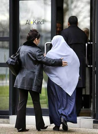 Una alumna llega al instituto musulmán Al Kindi, cerca de Lyon.