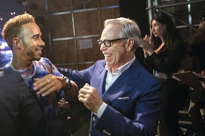 Lewis Hamilton se remangó y se puso a diseñar con la gente de Tommy Hilfiger, asegura el mismísimo Tommy, al que se le ve encantado con su último fichaje. Juntos han lanzado la colección TommyxLewis.