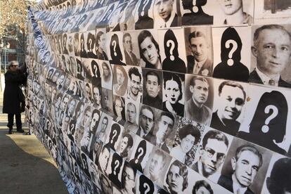 Pancarta con los rostros de desaparecidos durante la Guerra Civil y posguerra , a las puertas del Tribunal Supremo, donde hoy ha arrancado el juicio contra Garzón por su investigación de los delitos cometidos por el franquismo.
