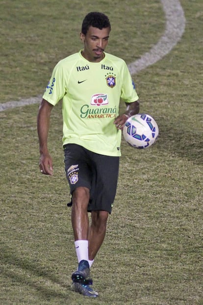 El futbolista brasileño Luiz Gustavo.