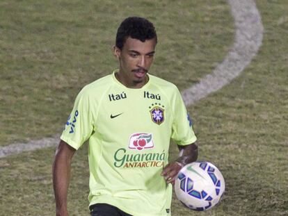 El futbolista brasile&ntilde;o Luiz Gustavo.