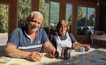 Jean Souaid y Lena Zouein, en el pueblo de Yahshush, en Líbano, este jueves. 