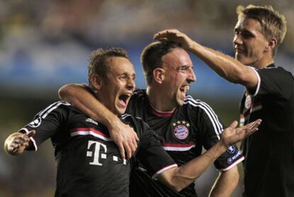 Ribery celebra el gol de Rafinha (el segundo del Bayern) junto a Petersen.