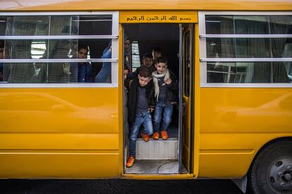 Zakaria y Hamza son como calcos en el aspecto exterior. Pero el mayor tienen un carácter más lanzado y nervioso; el pequeño es algo más retraído. El autobús les lleva hasta un centro Makani (“mi espacio “, en árabe), una escuela gestionada por Unicef en uno de los barrios más vulnerables de la ciudad.