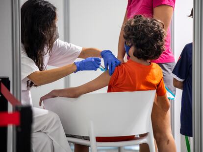 La Consejería de Sanidad administra la vacuna contra la covid a un niño de 12 años en la Ciudad de las Artes y las Ciencias de Valencia.
