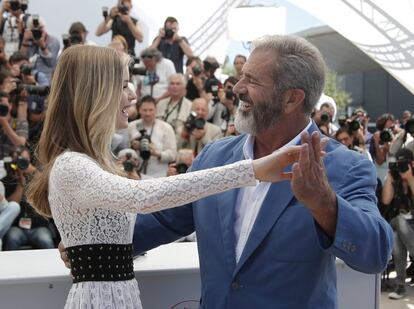 Los actores, Erin Moriarty y Mel Gibson se marcan un baile durante el photocall de la película 'Blood Father' en el Festival de Cannes, el 21 de mayo de 2016.