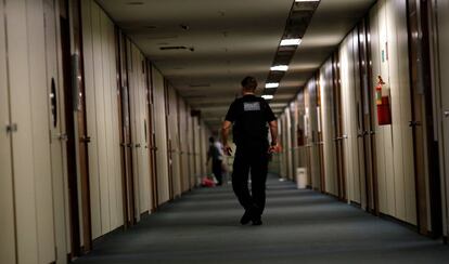 Policiais federais cumprem mandado de busca e apreensão na Câmara dos Deputados em Brasília, nesta quarta.