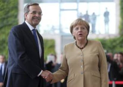 La canciller alemana, Angela Merkel (d), recibe al primer ministro griego, Andonis Samaras (i), quien le expondrá la situación del programa de reformas del país heleno para atajar su crisis financiera, en la Cancillería Federal en Berlín, Alemania, hoy, viernes 24 de agosto de 2012.