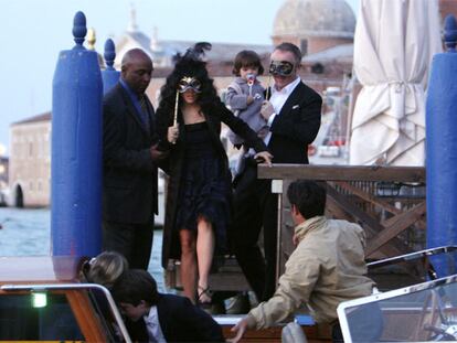 Salma Hayek y François-Henri Pinault, con máscaras, en un embarcadero de Venecia con su hija.