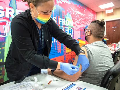A nurse administers the mpox vaccine to a man in the US city of Orlando.