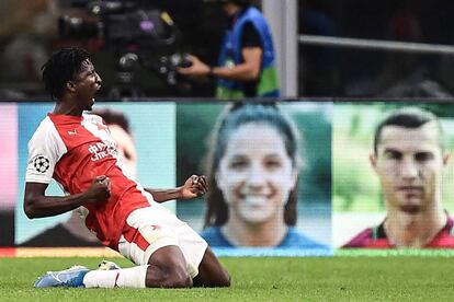 Olayinka celebra su gol en San Siro contra el Inter.