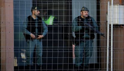 Dos guardias civiles custodian la casa de una de las personas detenidas en Viladecans (Barcelona)