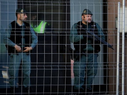 Dos guardias civiles custodian la casa de una de las personas detenidas en Viladecans (Barcelona)