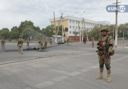 Unos militares uzbekos, este domingo en una calle de Nukus.