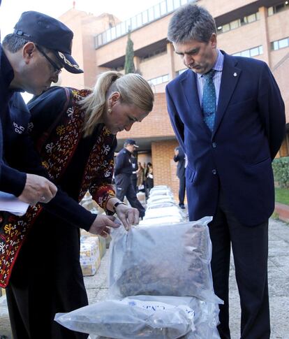 El director general de la Polica, Ignacio Cosid, y la delegada del Gobierno en Madrid, Cristina Cifuentes, observan con atencin el material estupefaciente intervenido.