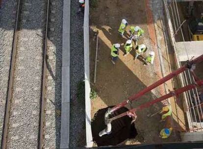 Un socavón en la línea de cercanías junto a las obras del AVE, entre las estaciones de Bellvitge y Sants.