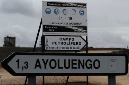 Carteles indicadores del campo petrolífero.