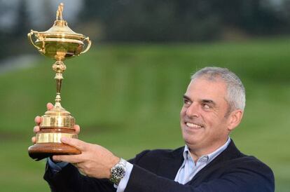 Paul McGinley, capitán europeo, con el trofeo.