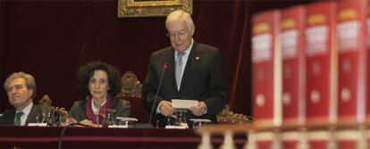 De izquierda a derecha, César Antonio Molina, Mercedes Cabrera y Víctor García de la Concha, en la presentación de ayer.