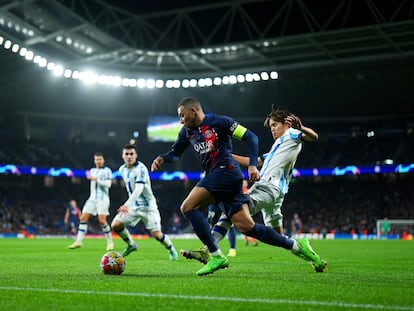 Kylian Mbappé regatea a Tekefusa Kubo, en la vuelta de octavos de la Champions League.