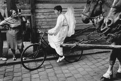 &#39;Carnaval, Olomouc, Moravia, Checoslovaquia, 1968&#39;, fotografía de Josef Koudelka.