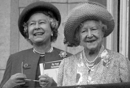 La reina Isabel II, a la izquierda, y su madre, en el balcón de Buckingham Palace durante la celebración del 50 aniversario de la victoria en la Segunda Guerra Mundial.