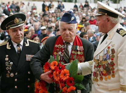 Víctimas del Holocausto han depositado coronas de flores en el acto de homenaje que les ha dedicado Israel, especialmente dedicado este año a las precarias condiciones de vida de muchos de los 250.000 supervivientes que aún viven en el país. Gran parte de ellos no reciben ayudas estatales.